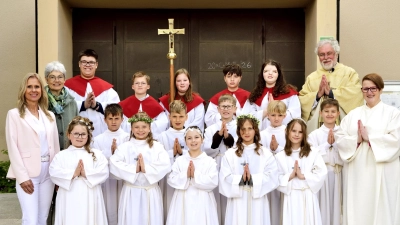 Pfarrer Edmund Prechtl, Gemeindereferentin Anita Pollok, Rektorin Silke Weiß, Klassenleiterin Martina Krügel und die Schwarzenbacher Ministranten mit den Erstkommunionkindern. (Bild: Altstadt Atelier)