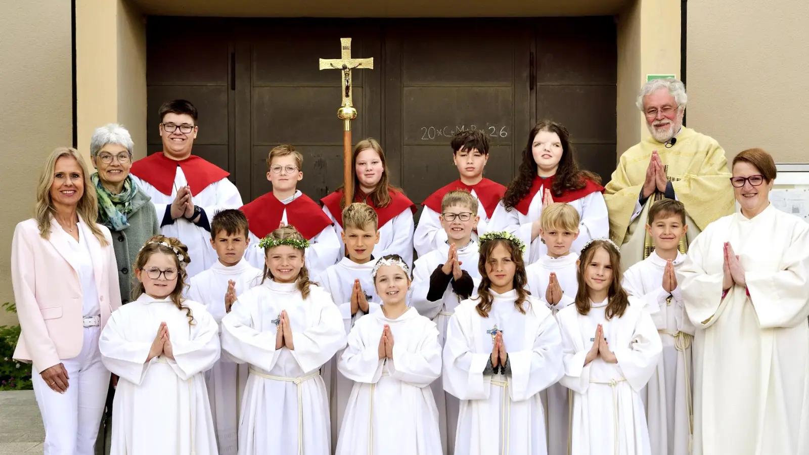 Pfarrer Edmund Prechtl, Gemeindereferentin Anita Pollok, Rektorin Silke Weiß, Klassenleiterin Martina Krügel und die Schwarzenbacher Ministranten mit den Erstkommunionkindern. (Bild: Altstadt Atelier)