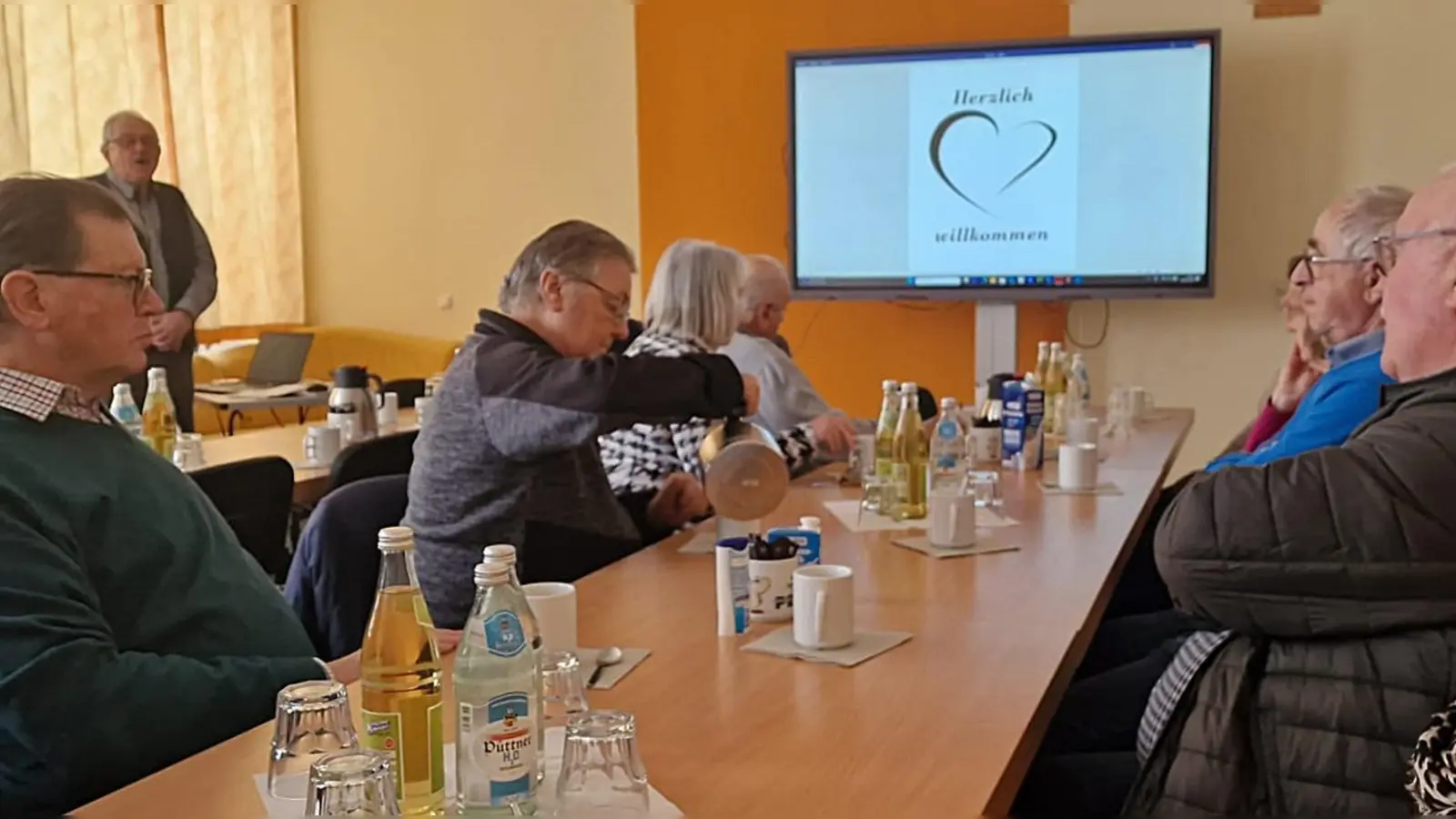 Seniorenbeauftragter Gerhard Löckler (links stehend) stellte das Büchlein über die Flur- und Kleindenkmäler der Pfarrei vor.  (Bild: J. Schmid)