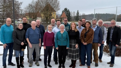 Die Gemeinderatskandidatinnen und -kandidaten mit Bürgermeisterkandidatin Elisabeth Gruber (6.v.li.) stellten sich den Fragen der Besucher aus Moos, Gärmersdorf und Engelsdorf. (Bild: Roland Strehl)