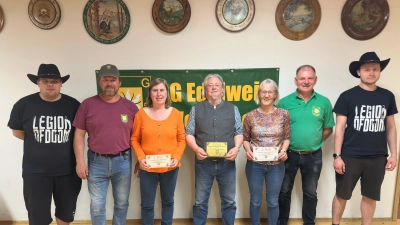 Die Vertreter dier Siegerteams beim Dorfpokalschießen, Anita Dotzler (ab 3.v.l.), Klaus Günther und Brigitte Graf mit Erstem Schützenmeister Heiner Graf, Zweitem Schützenmeister Marco Maier sowie den Schießleitern Benjamin Neal (v.l.) und Georg Dotzler (Bild: Michael Rabenhofer)