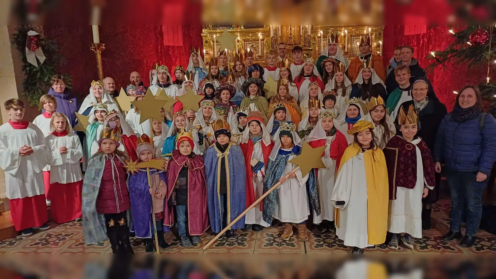 Die Sternsinger der Pfarrei St. Josef nach dem Aussendungsgottesdienst am Neujahrstag. (Bild: Christian Lauterbach)