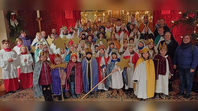 Die Sternsinger der Pfarrei St. Josef nach dem Aussendungsgottesdienst am Neujahrstag. (Bild: Christian Lauterbach)