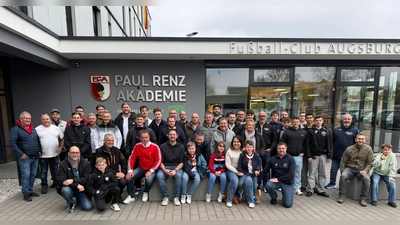 Starke Gemeinschaft in Augsburg: Die 50 Ehrenamtlichen des ASV Haidenaab/Göppmannsbühl genossen einen ereignisreichen Tag beim FC Augsburg – als Dank für ihren unermüdlichen Einsatz im Verein. Martin Popp (2. von links) gab sehr interessante Einblicke hinter die Kulissen des Bundesligisten. (Bild: Stephan Veigl)