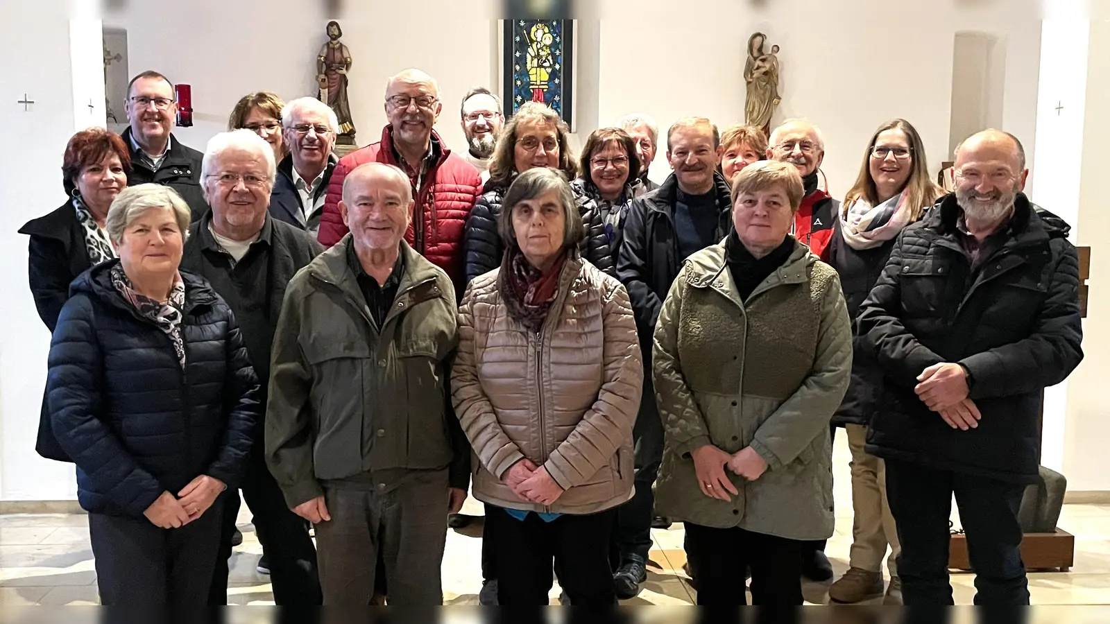 Gruppenbild mit den Ehejubilaren in der Kapelle des Pfarrzentrums Patrona Bavariae; (hinten/in der Mitte) Pfarrer Johannes Arweck (Bild: Diana Holzner)