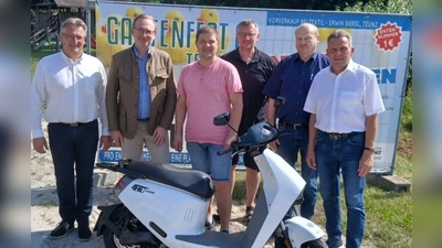 Ortsvorsitzender Adolf Hammer, Landtagsabgeordneten Alexander Flierl, Stefan Saller, Adolf Zitzmann, Zweiter Bürgermeister Robert Hechtl, Erster Bürgermeister Norbert Eckl (Bild: Adolf Hammer)
