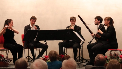 Das Ensemble Quinton mit Alexandra Forstner (Flöte), Fabian Sahm (Oboe), Bastian Spier (Horn), Tobias Reikow (Fagott) und Lisa Wegmann (Klarinette) (von links) begeisterte das Kammermusikpublikum beim Auftaktkonzert zur 63. Konzertreihe des VHS Kammermusikkreises (Bild: Corinna Groth)