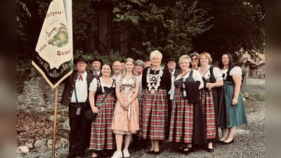 Von links nach rechts: Fahenträger Wolf Martin, Kraus Luk 1. Schützenmeister. 3. von links Jugendkönigin Mia Horoszak,4. von links Schützenkönigin Frischholz Sofia. (Bild: Angelika Stahl)