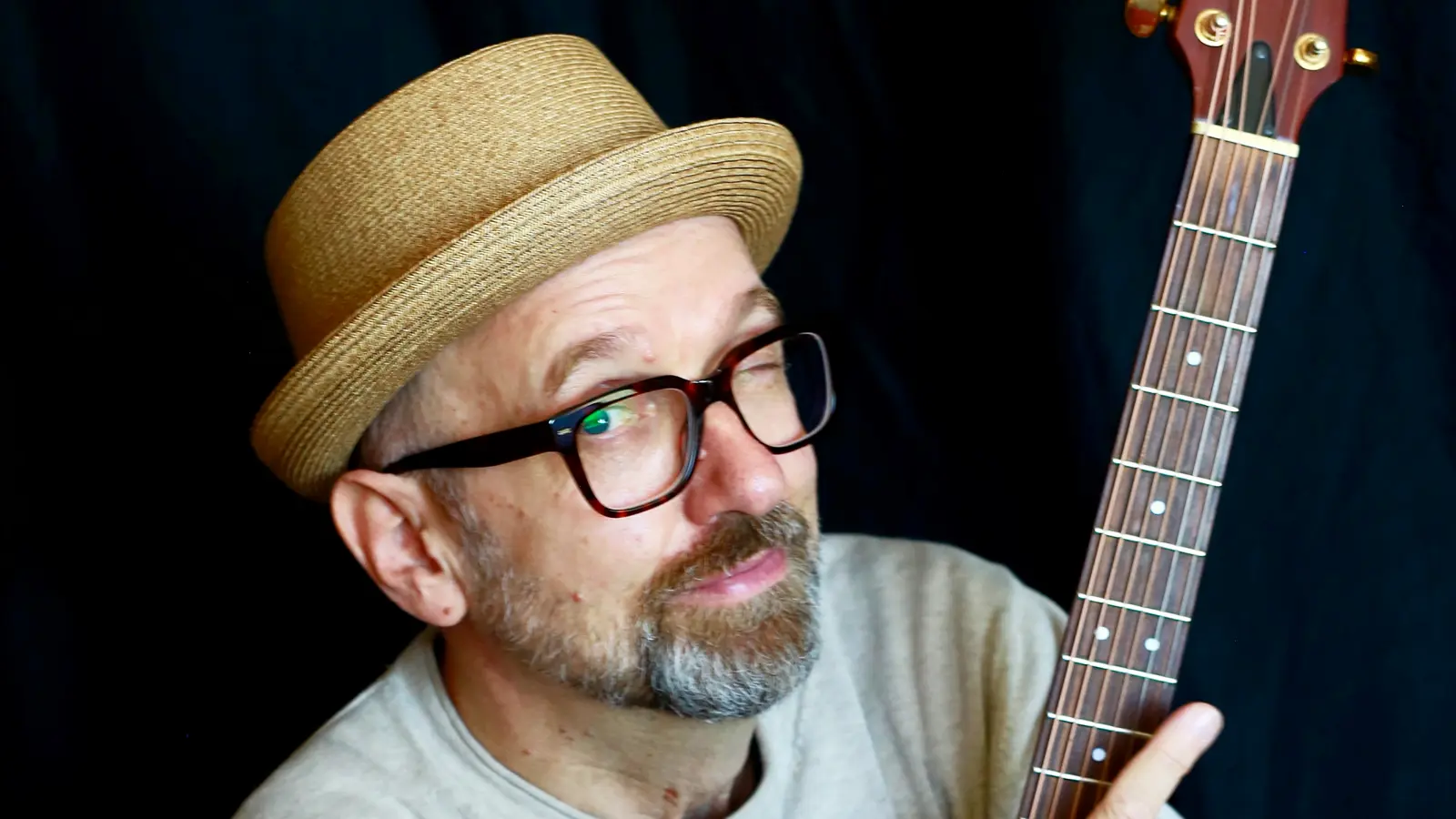 Hubert Treml spielt ein Benefizkonzert im Kulturbahnhof Parapluie. (Bild: Melanie Flemme )