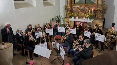 Der Evang. Posaunenchor Thansüß im Alterraum der Evang. Katharinenkirche Thansüß. (Bild: Martin Stangl )