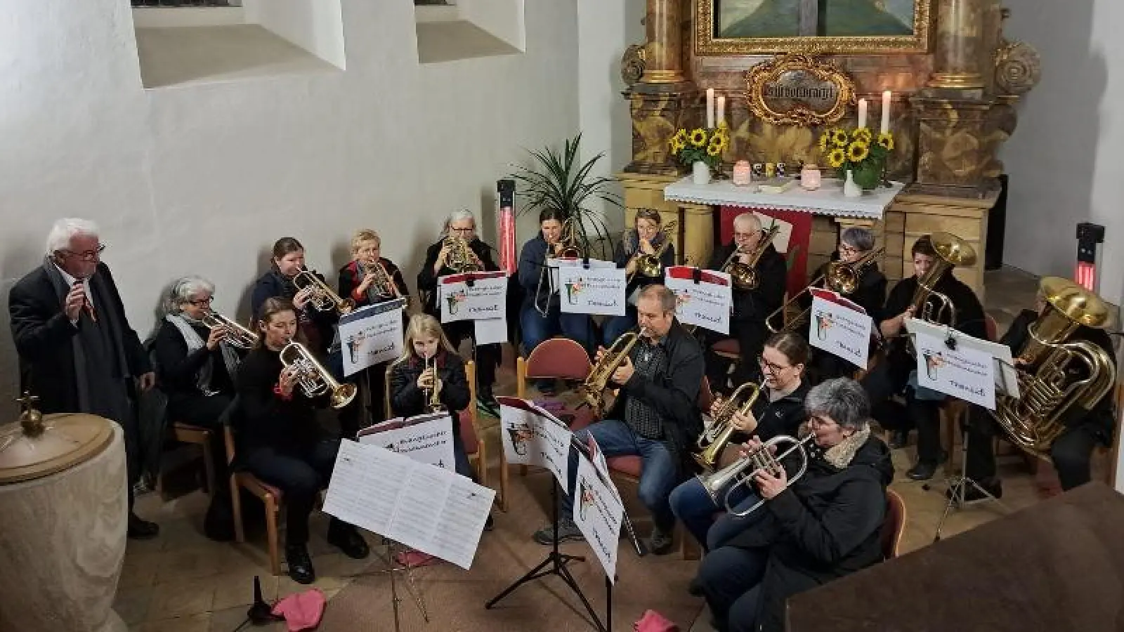 Der Evang. Posaunenchor Thansüß im Alterraum der Evang. Katharinenkirche Thansüß. (Bild: Martin Stangl )