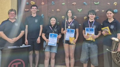 Bild von links: 1. Vorsitzende Anja Bauer, Dirigent Jugendorchester Lukas Schöpf, Theresa Streit (Klarinette), Laura Engelhardt (Querflöte), Marlon Winkelmaier (Schlagzeug), Hannah Bauer (Tenorhorn). (Bild: Magdalena Sachsenhauser)