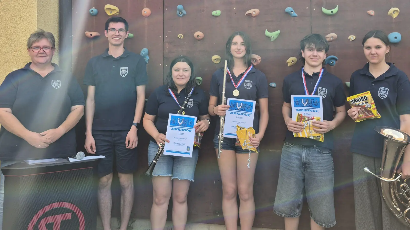Bild von links: 1. Vorsitzende Anja Bauer, Dirigent Jugendorchester Lukas Schöpf, Theresa Streit (Klarinette), Laura Engelhardt (Querflöte), Marlon Winkelmaier (Schlagzeug), Hannah Bauer (Tenorhorn). (Bild: Magdalena Sachsenhauser)