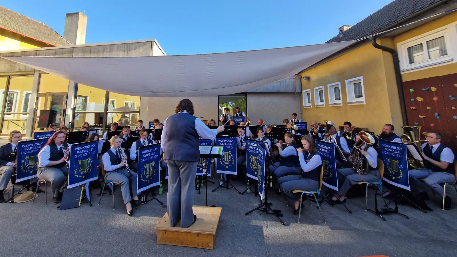 Das Orchester der Werkvolkkapelle Schlicht unter der Leitung von Sabine Kredler (Bild: Lena Wiesnet)