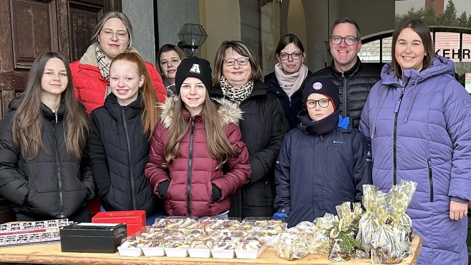 Vielfältige Leckereien für die Verkaufsaktion am Rathaus fertigte das Heimatfestgremium „Festdamen und Festburschen” in den privaten Weihnachtsbäckereien. (Bild: Karl Ziegler)