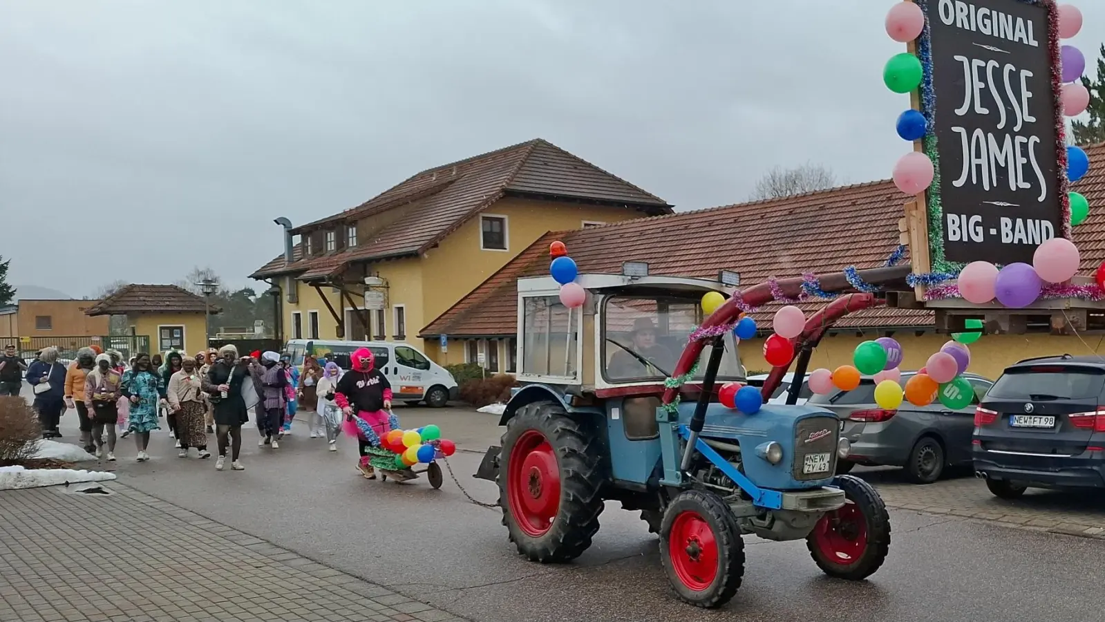 Die Jesse-James-Band und ihr buntgemischter Anhang machten sich mit einem Traktor und Pflug zum Fosnd-Asgrom durch Eslarn auf dem Weg. (Bild: Karl Ziegler)