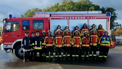 Die Teilnehmer der beiden Gruppen sowie die drei Schiedsrichter der Leistungsprüfung. (Bild: Werner Ponnath)