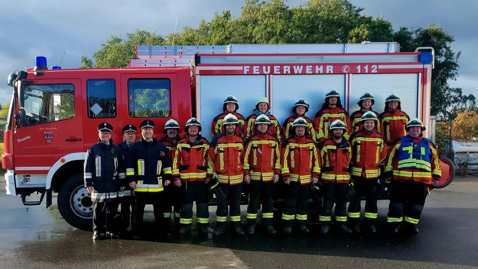 Die Teilnehmer der beiden Gruppen sowie die drei Schiedsrichter der Leistungsprüfung. (Bild: Werner Ponnath)