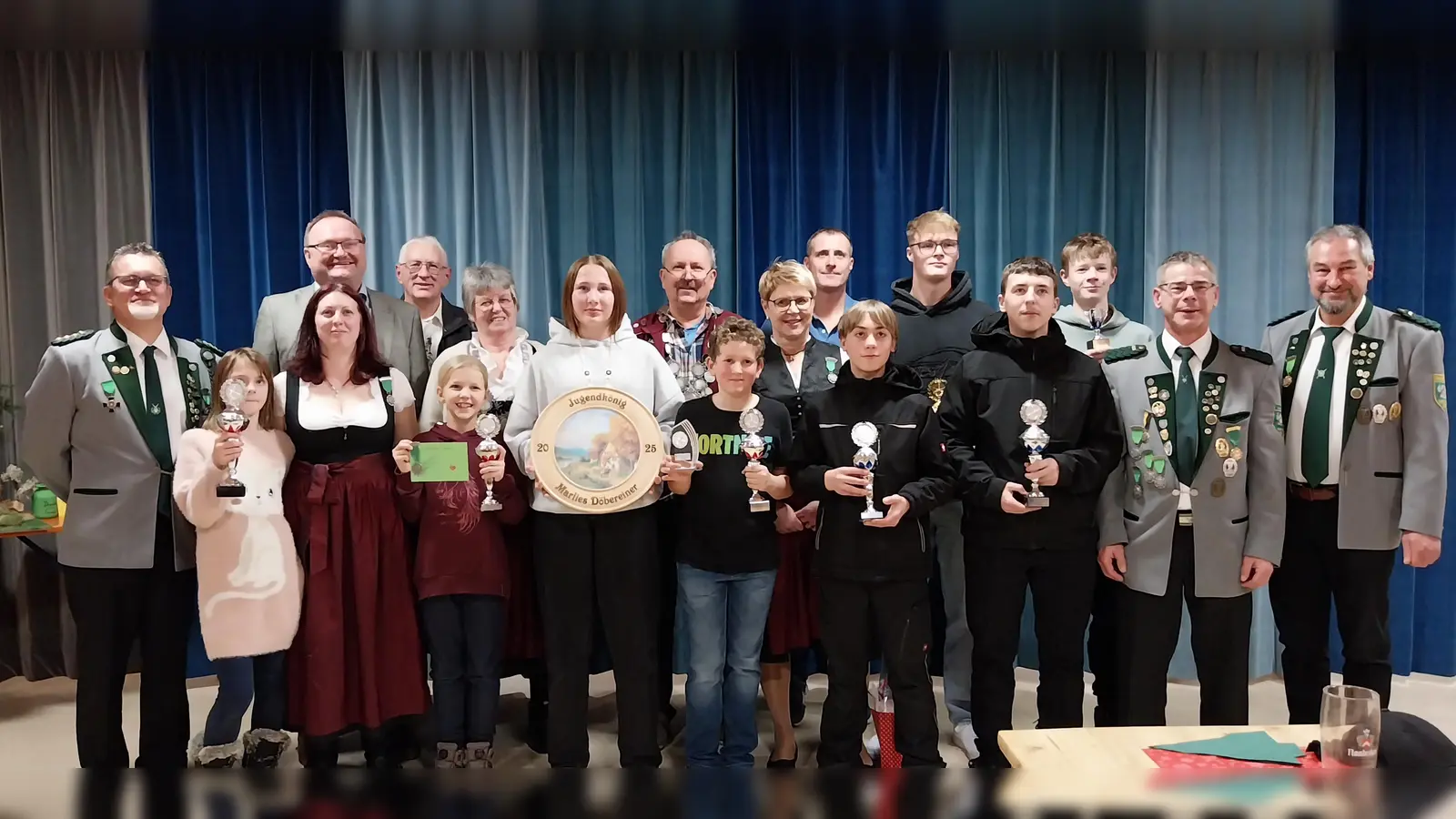 1. Schützenmeister Manfred Rauscher (1.v.l.), 1. Bürgermeister Uwe König (3.v.l.), Liesl Gabriele Herteis (7.v.l.), Jugendkönig Marlies Döbereiner ((8.v.l.), Schützenkönig Olaf Bracke (9.v.l.), Sportleiter Christian Ertl (2.v.r.), 2. Schützenmeister Markus Götz (1.v.r.) (Bild: Karin Ertl)