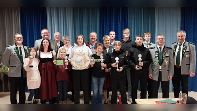 1. Schützenmeister Manfred Rauscher (1.v.l.), 1. Bürgermeister Uwe König (3.v.l.), Liesl Gabriele Herteis (7.v.l.), Jugendkönig Marlies Döbereiner ((8.v.l.), Schützenkönig Olaf Bracke (9.v.l.), Sportleiter Christian Ertl (2.v.r.), 2. Schützenmeister Markus Götz (1.v.r.) (Bild: Karin Ertl)