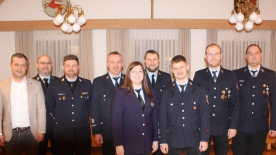 Franziska Käß und Marco Lang (vorne MItte) freuen sich über ihre Beförderungen. (Bild: Josef Söllner)