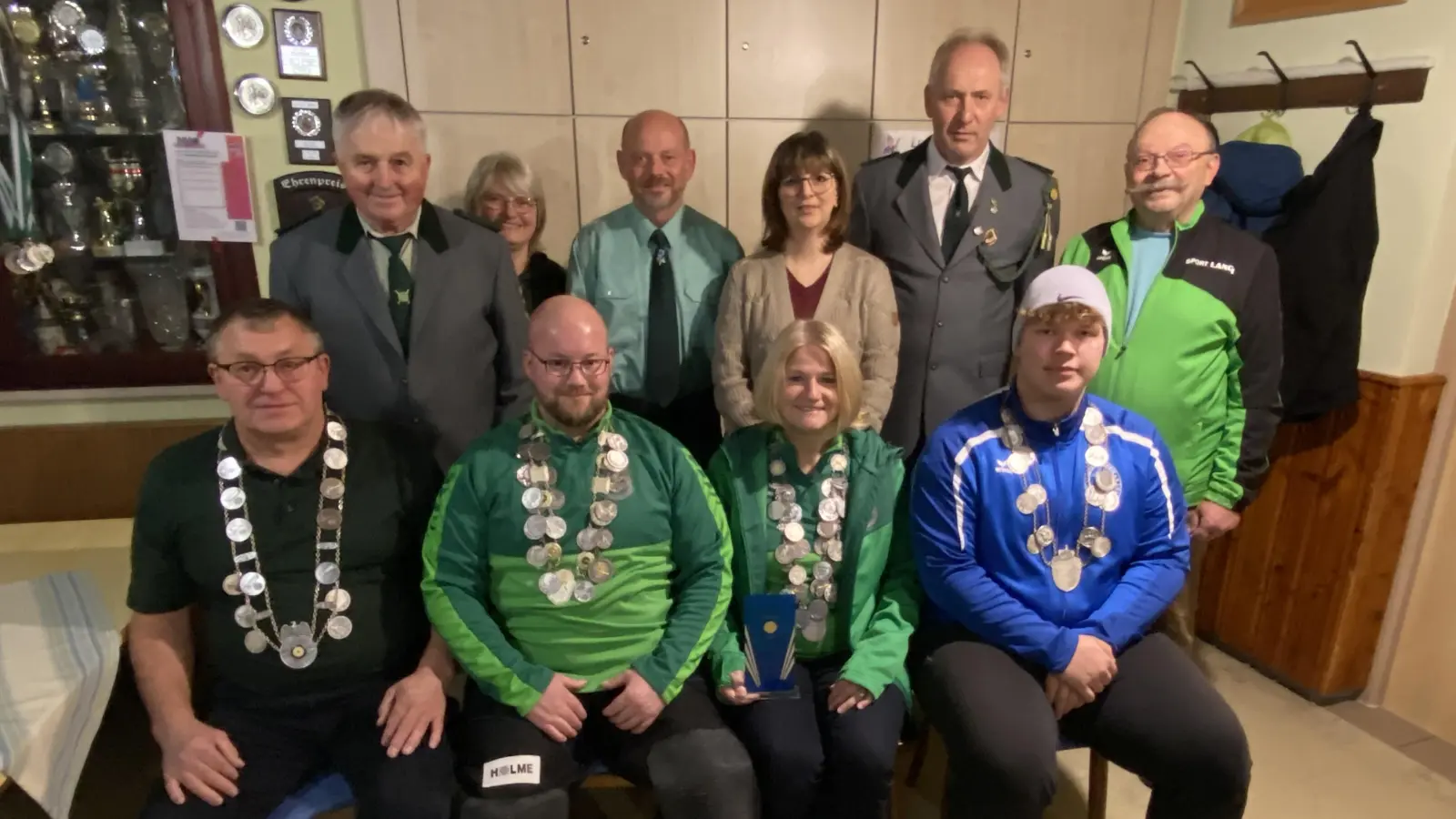 Stehend von links: Franz Wildenauer, Hildegard Werner, Johannes Zeug, Melanie Burger-Hoffmann, Josef Spitzner, Rudolf Grundler sen.<br>Sitzend von links: Marktpistolenkönig Josef Wittmann, Marktkönig Marcel Seifried, Marktliesl Elisabeth Meier, Marktjugendkönig Adam Hrabovsky. (Bild: Hans-Jürgen Spitzer)