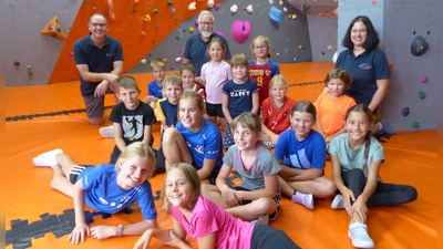 Im Hintergrund die Betreuer von links: Gerald Habermehl, Wolfgang Stowasser und Lisa Herbst. (Bild: Beate Kohl)
