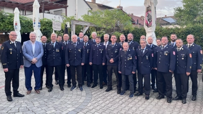 Großer Bahnhof für elf verdiente Feuerwehrmänner aus Vilseck: Es gratulierten Landrat Richard Reisinger, Bürgermeister Thorsten Grädler und die Feuerwehr-Führungskräfte um Kreisbrandrat Christof Strobl. (Foto: Martina Beierl)