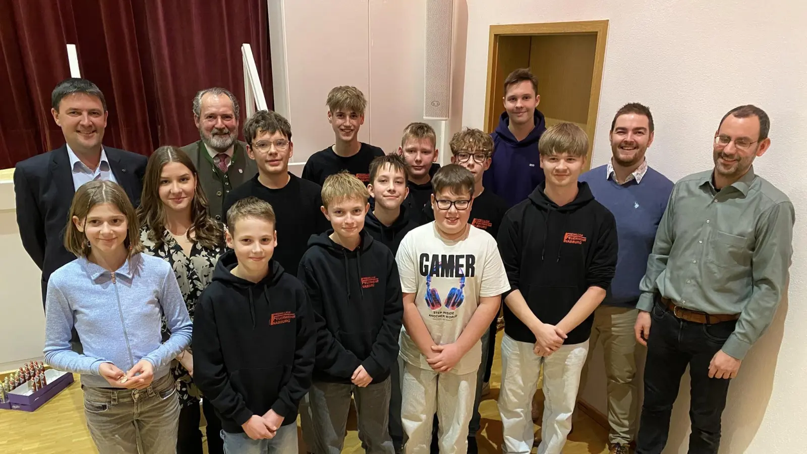 Für ihre erfolgreiche Teilnahme am „Wissenstest” erhielten die Jugendlichen entsprechende Abzeichen (Kategorie in Klammern). Unser Gruppen zeigt v.l.: KBM Andreas Ringlstetter, Anna Seegerer (Bronze), Luisa Kleierl (Gold), BGM Frank Zeitler, Felix Hertl (Bronze), Johannes Ringlstetter (Silber), Timo Bäuml (Bronze), David Braun (Gold), Tom Steinmetz (Silber), Leon Schiller (Bronze), Martin Mutzbauer (Bronze), Bastian Krause (Silber), Simon Schmid (Gold-Rot), Dominik Franz (Gold-Blau), Jugendwart Matthias Krogner, Kommandant Ulrich Seegerer (Bild: Raphael Haubelt)