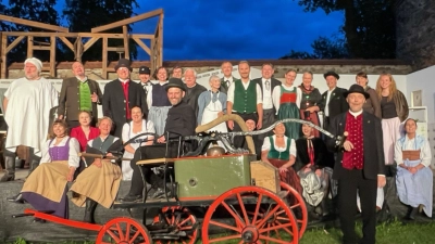  Alle Darsteller des „Geisterbräu“ mit Johannes Pausch (sitzt auf der Spritze) stellten sich mit Freude um die ehrwürdige Döllnitzer FFW-Spritzen von 1872 und sind dankbar, dass sie dieses wertvolle Gerät mit verwenden können.  (Bild: Elisabeth Schärtl)