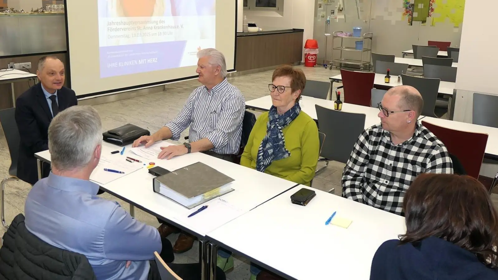 Die Mitglieder gespannt beim Vortrag von Vorstand Roland Ganzmann. (Bild: Erika Renner)