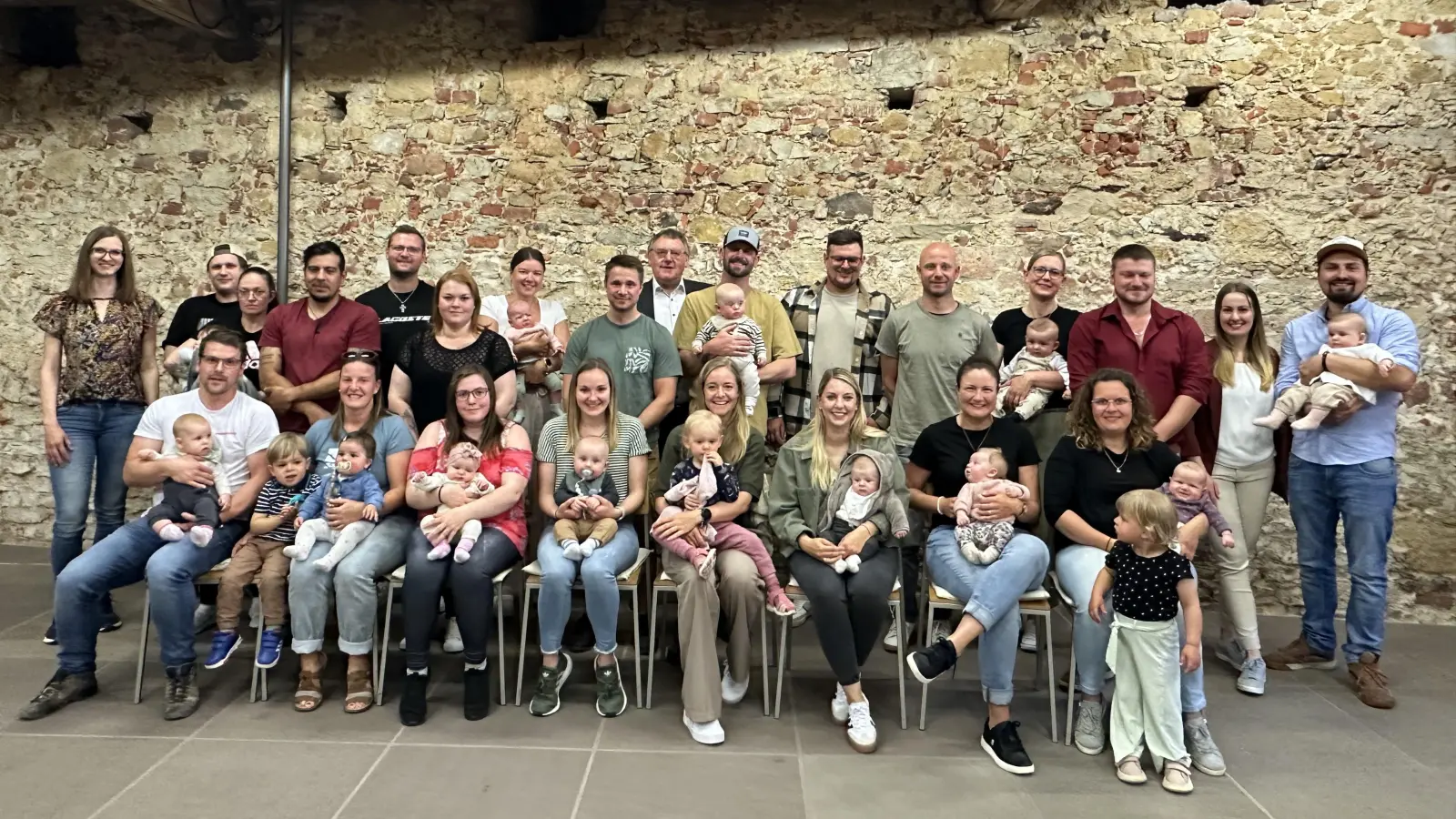 Bürgermeister Hans-Martin Schertl (hinten Mitte) freut sich, so viele Neugeborene mit ihren Eltern und Geschwistern begrüßen zu dürfen. (Bild: Stefanie Gradl)