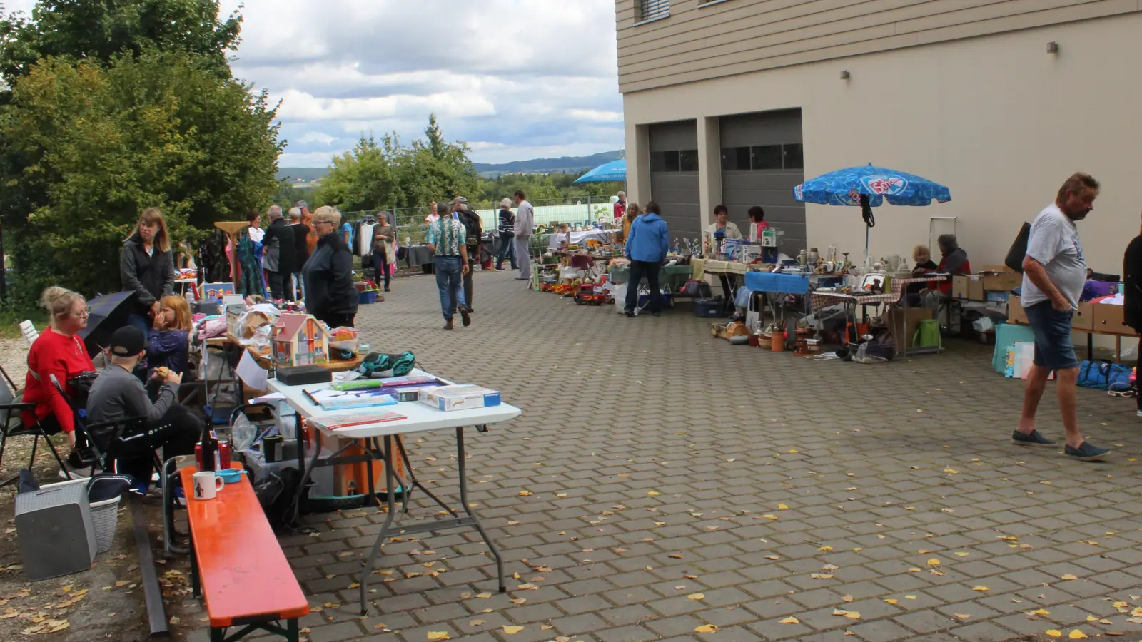 Rund um das Gelände des Vereinslokals Zum Bartl sowie auf dem Siedlerdreieck standen die Tische zum Flohmarkt der Siedlergemeinschaft Feuerhof (Bild: Anton Fenk)