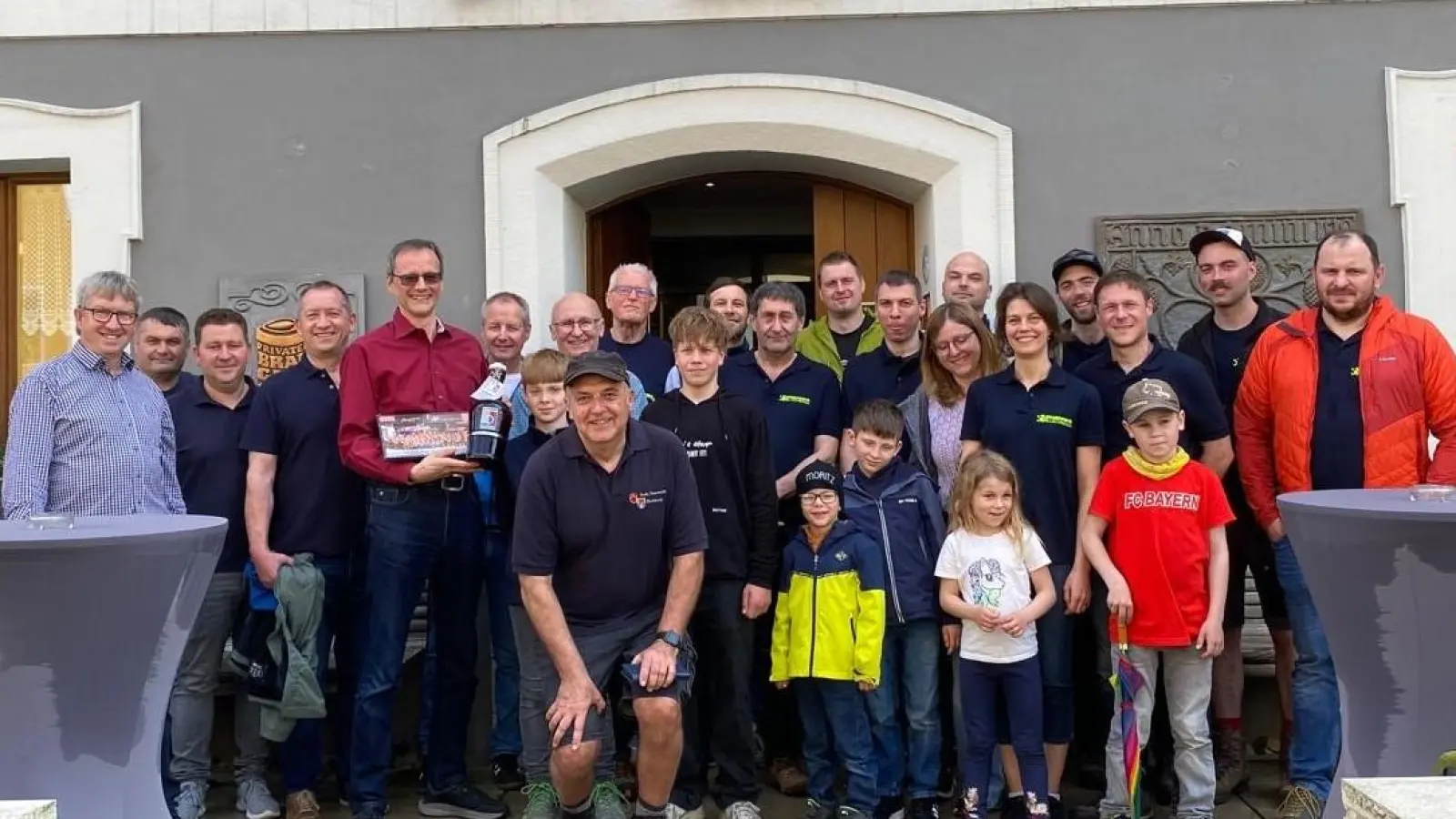 Die Gruppe der Illschwanger Feuerwehr mit Kommandanten, Vorständen und Bräu Christian Sperber (5. von links). (Bild: Christine Hollweck)