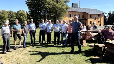 Die Flossenbürger Sänger singen „Ein Bier” am Cherkov. (Bild: Christina Rosner)