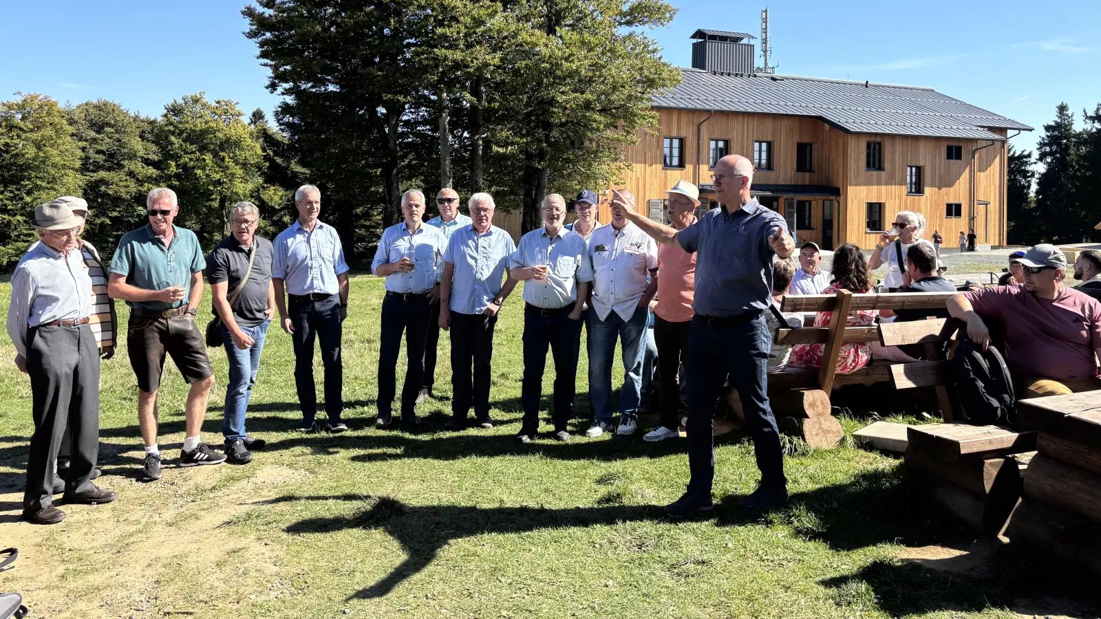 Die Flossenbürger Sänger singen „Ein Bier” am Cherkov. (Bild: Christina Rosner)