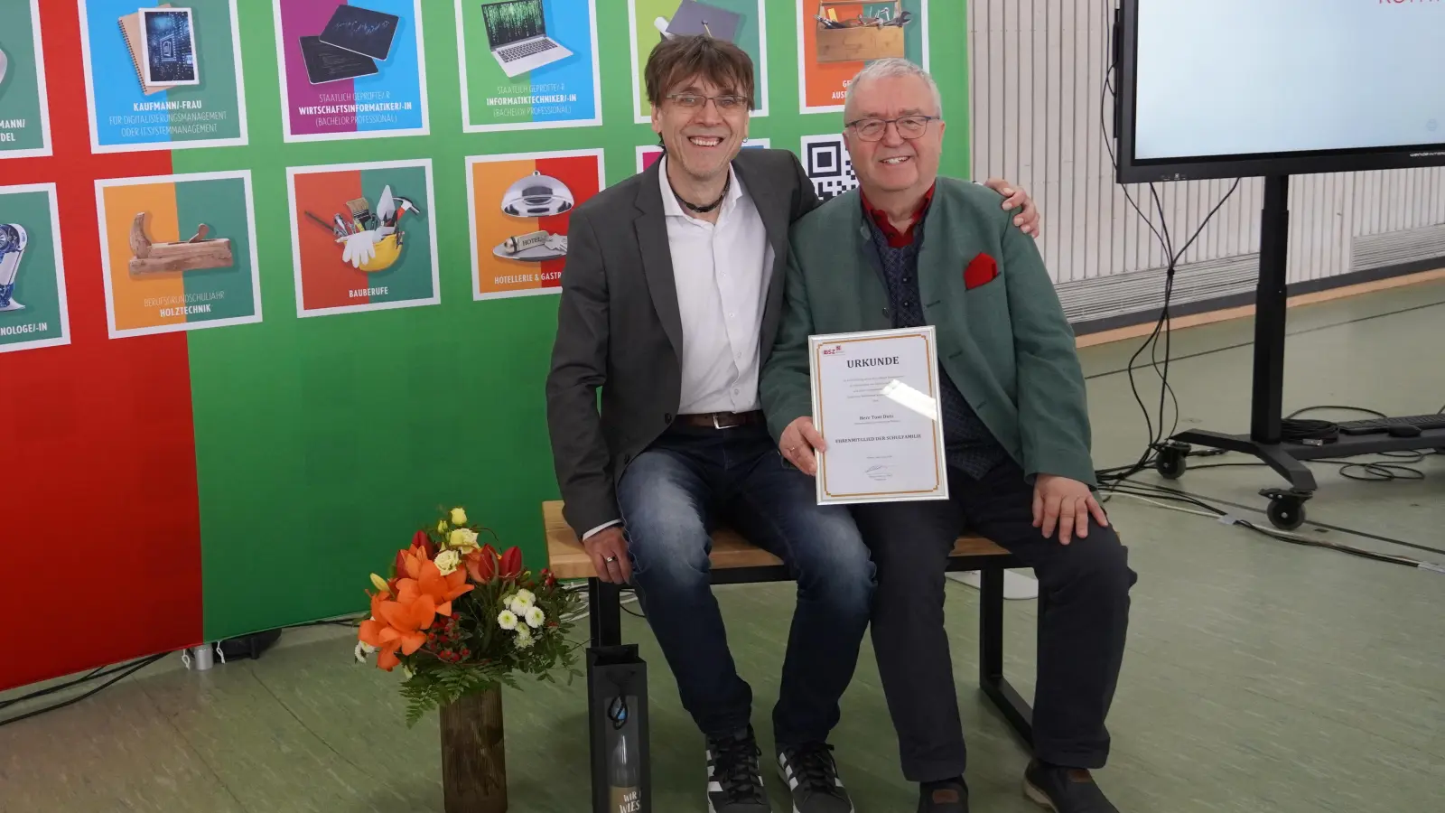 Schulleiter OStD Thomas Metzler mit Toni Dutz (Bild: Stefan Hecht)