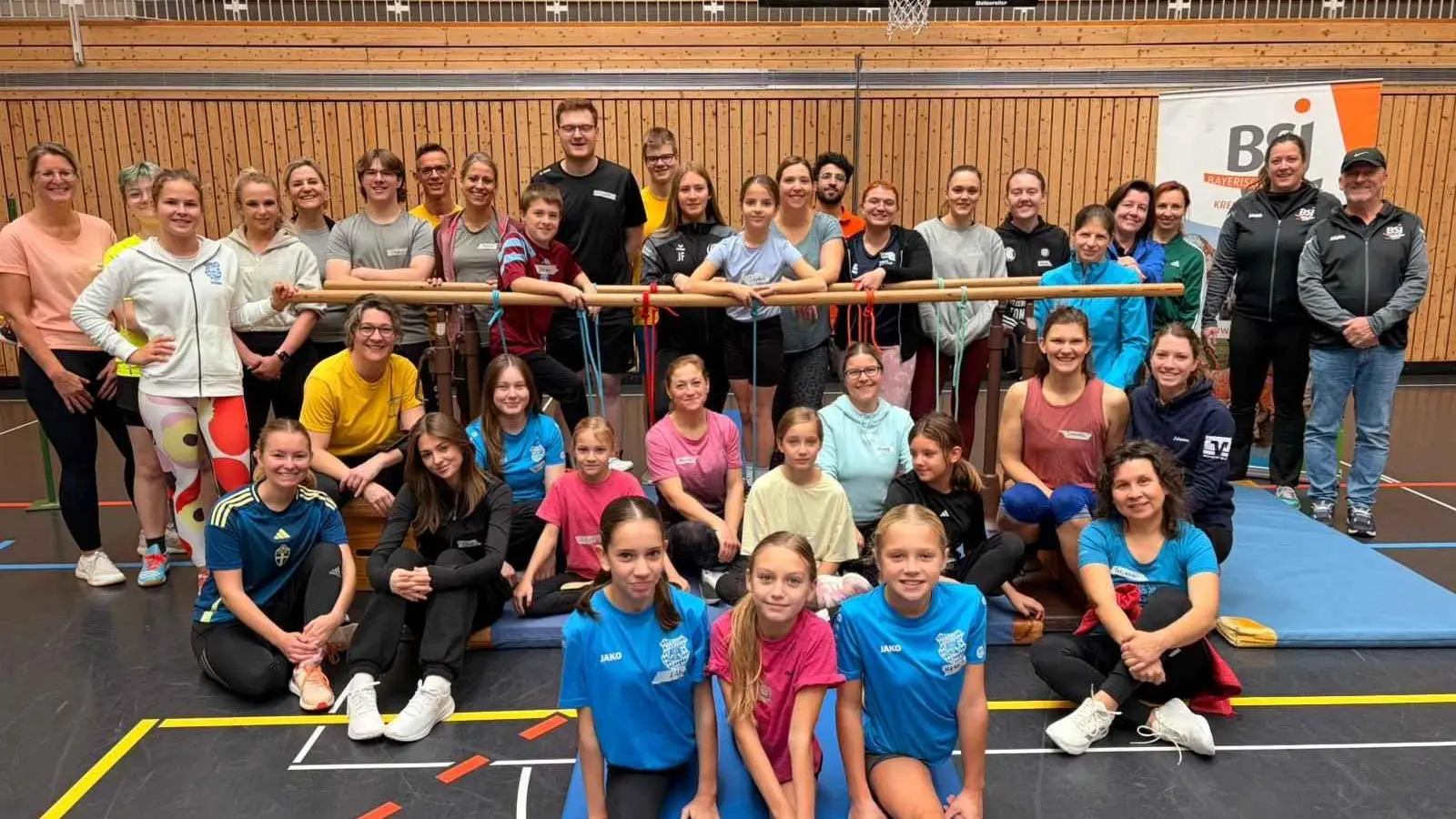25 Teilnehmer bei der Übungsleiterausbildung in Amberg und Kümmersbruck mit dem Prüfungsteam, hinten fünfte von re. Birgit Daschner, Martina Weiß, Beate Schwarz und Julia Stang mit Lehrgangsleitung vor Ort Reinhard Weber (Bild: Alexander Balzer)