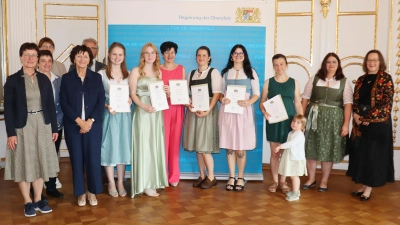 Regierungsvizepräsidentin Christiane Zürn (1.v.r.), Leiter des Sachgebiets Bildung in der Land- und Hauswirtschaft an der Regierung der Oberpfalz, Reiner Luber (5.v.l.h) mit den Absolventinnen aus dem Landkreis Neustadt/WN mit Ehrengästen. (Bild: Saskia Stühlinger-Weinhändler )