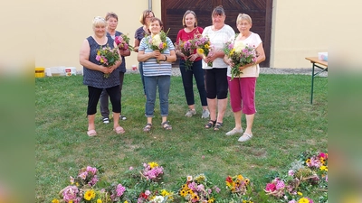 Bastelgruppe der KLB Wernersreuth mit den gebundenen Kräuterbüscheln. (Bild: Brigitte Meyer)