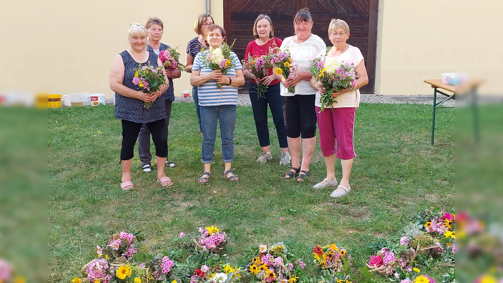 Bastelgruppe der KLB Wernersreuth mit den gebundenen Kräuterbüscheln. (Bild: Brigitte Meyer)