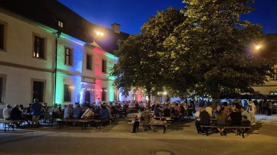 Fast 300 Besucher fanden sich im Klosterhof ein. (Bild: Daniela Bösl)