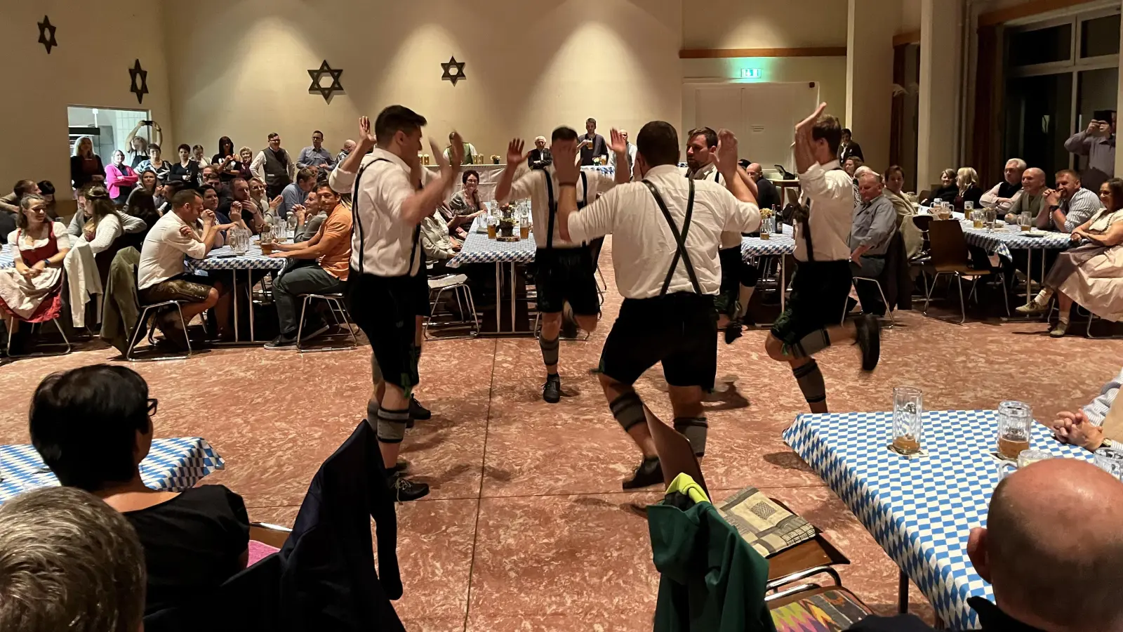 Zoigl, Brotzeiten, Musik und gute Stimmung waren bei der Zoigl-Kirwa der „Grafenwöhrer Schwarzen“ Trumpf. Ein Höhepunkt bei der Kirwa war der Auftritt der „Schwarzenbacher Schenklzinterer“.  (Bild: Gerald Morgenstern)