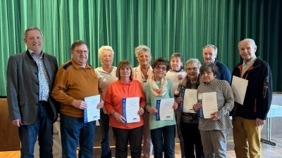 Von links nach rechts: Herrn 1. Bgm. Neuß, Herr Günter Grüner, Frau Sieglinde Lehner, Frau Helga Nittmann, 1. Vors. Frau Heidi Deinlein, Frau Elsa Sommer, Frau Elisabeth Lehner, Frau Maria Graf, Frau Johanna Mutzbauer, Herr Horst Popp und Herr Kurt Schaller. (Bild: Anna Suft)