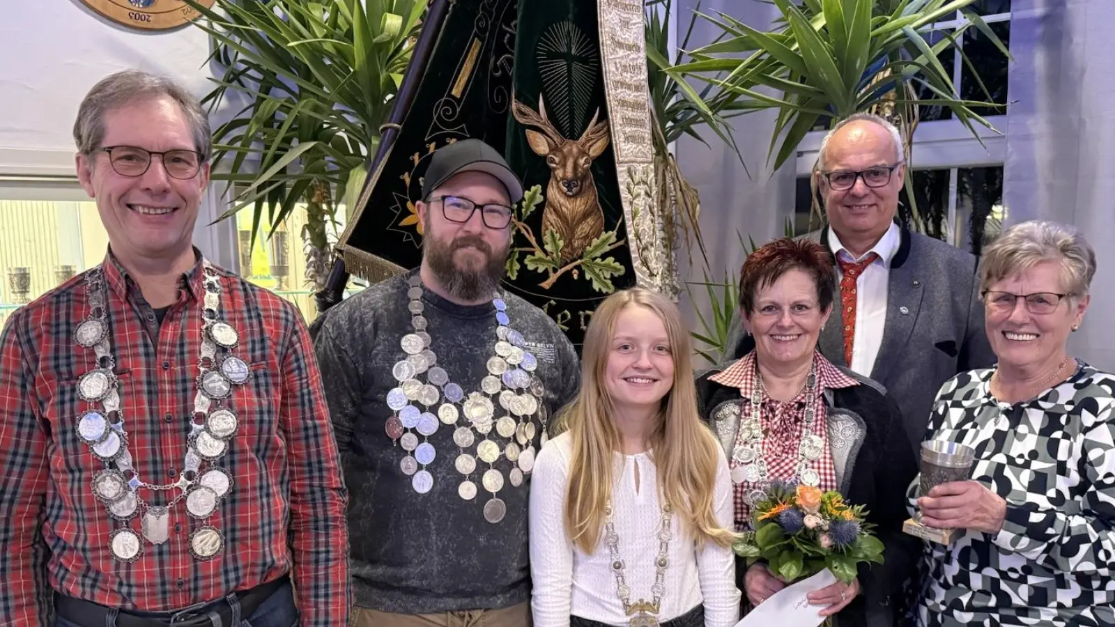 Das neue Königreich der Thumsenreuther Schützen mit Thomas Weiß, Christian Just, Leonie Härtl und Martina Krumholz. Vorsitzender Horst Bauer und Wanderpokalträgerin der Senioren Rosi Fenzl. (Bild: Andreas Heinz)