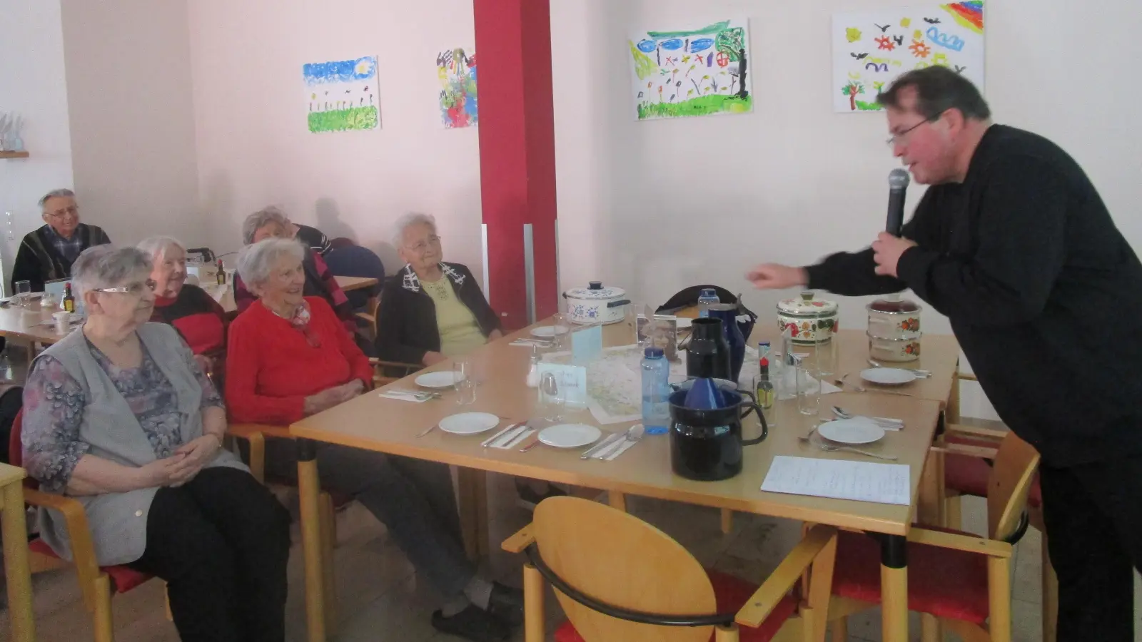 Pfr. Klaus Haußmann brachte als Anschauungsmaterial etliche Küchenutensilien aus dem Geschirr-Sortiment der Fa. Baumann mit ins Marienheim. (Bild: Daniela Donhauser)