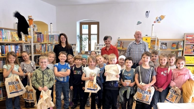 1. Klasse mit ihren neuen Büchereitaschen. (Bild: Georg Dürr)