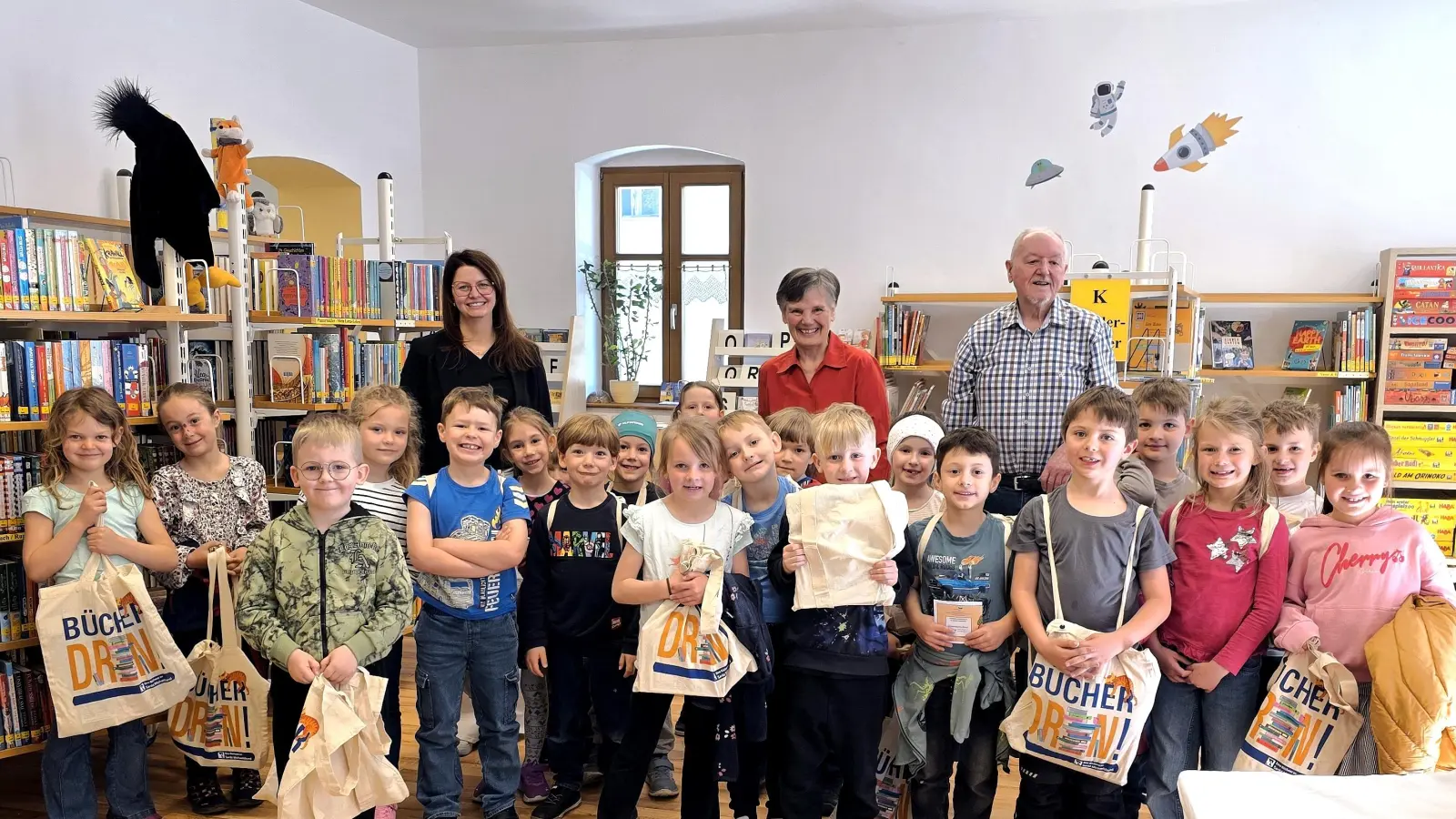 1. Klasse mit ihren neuen Büchereitaschen. (Bild: Georg Dürr)