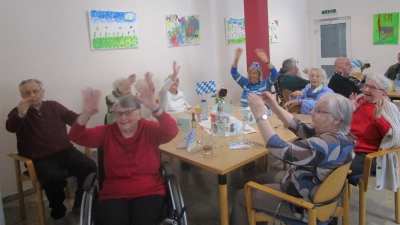 „….die Hände zum Himmel, kommt lasst uns fröhlich sein…” – mit einem Weißwurstfrühstück und zünftiger Musik wurde im Marienheim der Fasching eingeläutet (Bild: Daniela Donhauser)