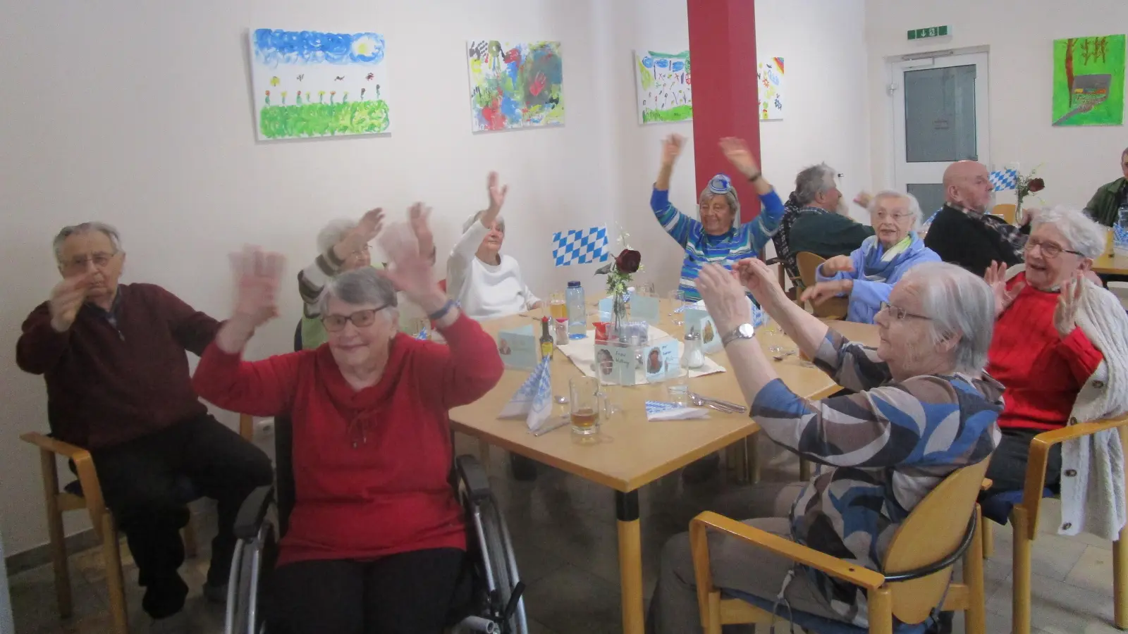 „….die Hände zum Himmel, kommt lasst uns fröhlich sein…” – mit einem Weißwurstfrühstück und zünftiger Musik wurde im Marienheim der Fasching eingeläutet (Bild: Daniela Donhauser)